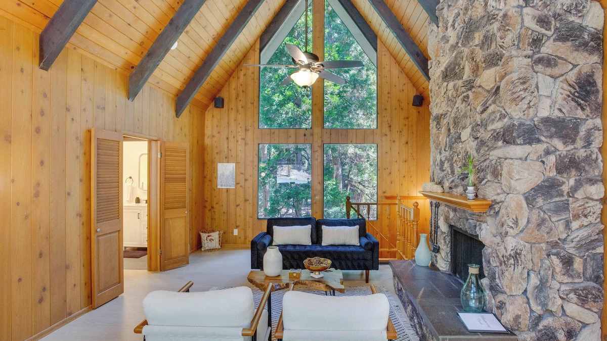 Meadow Bay Cabin | Charming Lake Arrowhead Cabin w/Deck & Game Room!