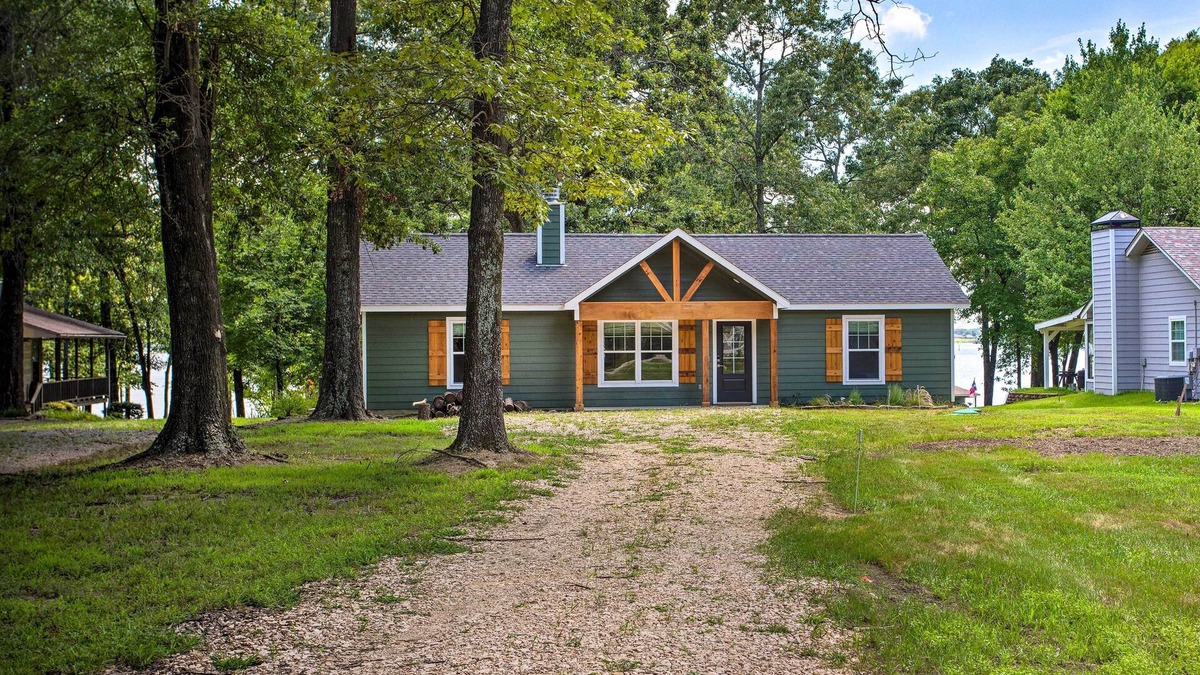 Yantis Cottage | Charming Lake Fork Cottage w/Screened-In Porch!