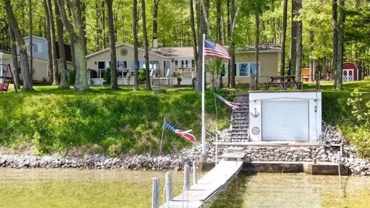 Hubbard Lake House | Charming Lake Front Cabin - 3-bedroom house with AC, WiFi in serene Hubbard Lake
