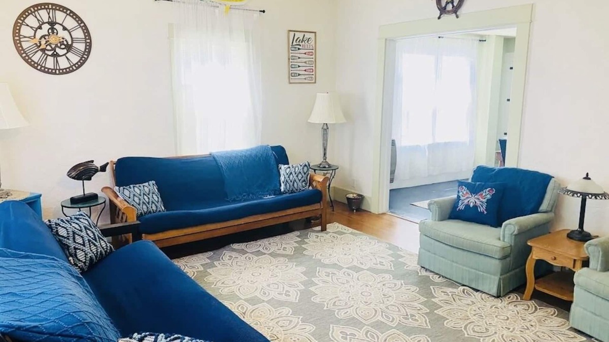 Polson House | Charming Lake House, Sleeps 8, Great For Kids, Located Downtown, Walk To Beach