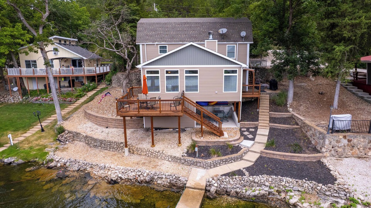 Rocky Mount House | Charming Lake of the Ozarks Cabin, 3BR + Loft, Dock & Fun for All! Sleeps 10
