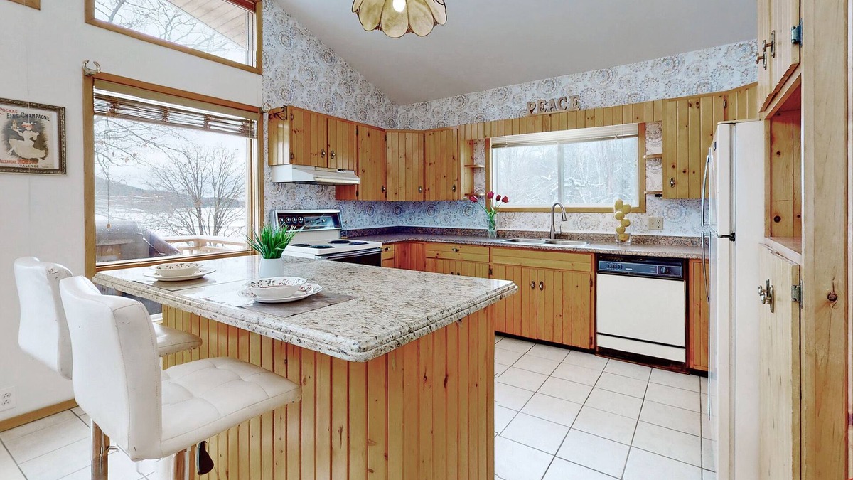 Katrine House | Charming lakefront cottage on Little Doe Lake in Muskoka