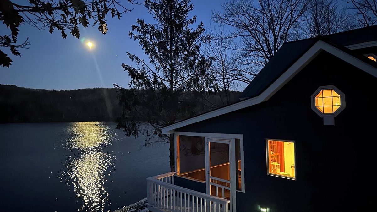 Enfield House | Charming Lakefront Cottage on Lake Mascoma