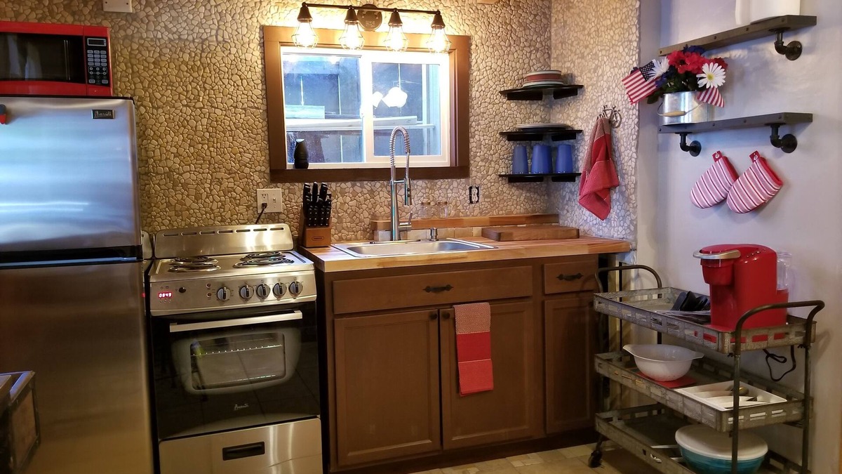 Peninsula Village Apartment | Charming Lakefront Studio Cabin w/Private Boat Launch & Slip Ideal for 2 Guests