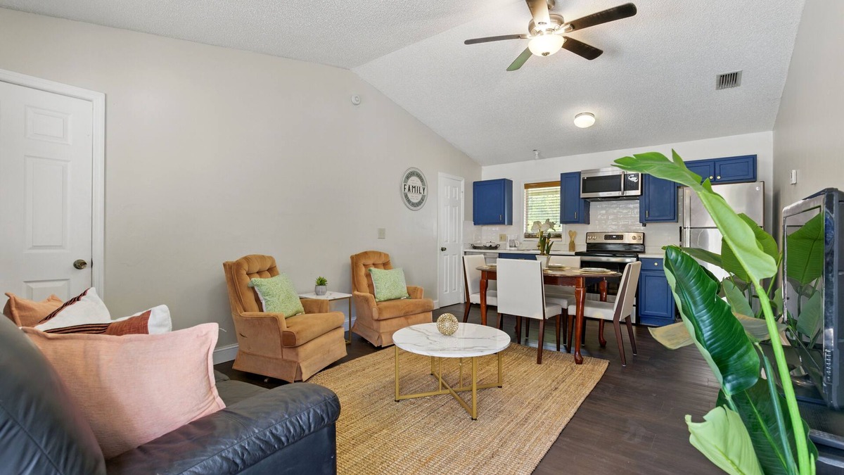 Hunt Club Cottage | Charming Large 1-bedroom cottage with AC, WiFi in serene Loxahatchee