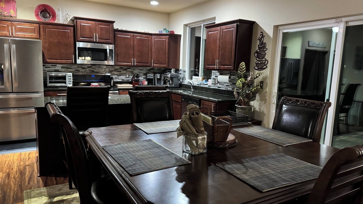 Ellensburg House | Charming large 4-bedroom house with WiFi and AC in delightful Ellensburg.
