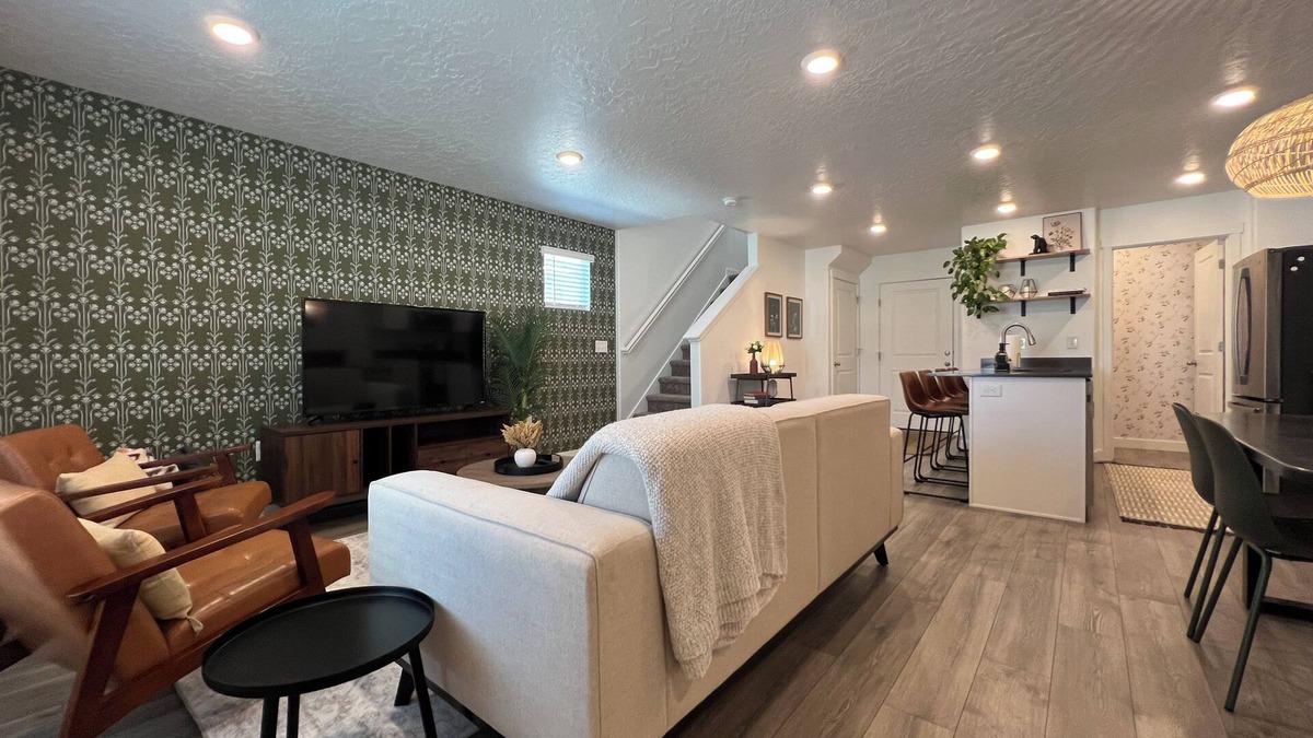 Layton House | Charming Layton Townhome. Cozy home near Hill AFB, Lagoon & Snow Basin.
