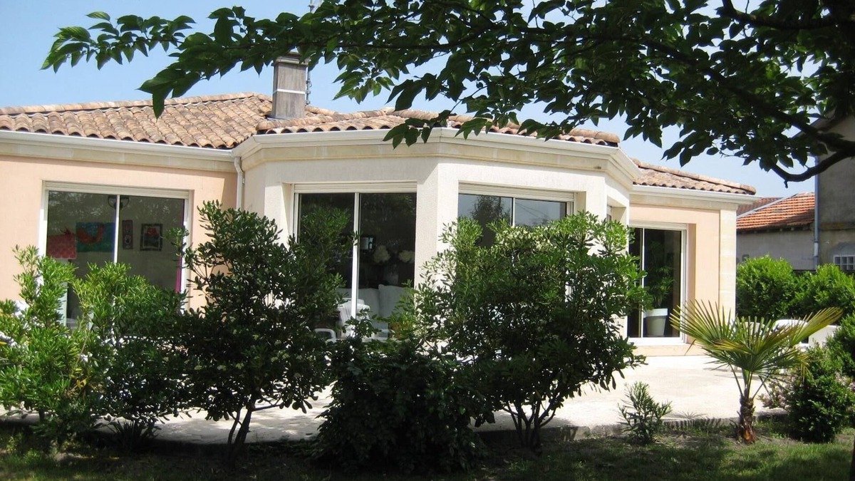 Eysines House | Charming light-filled house on the vineyard, beach and gastronomy route