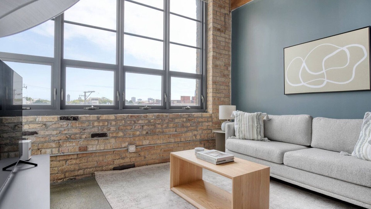 Sheffield Neighbors Apartment | Charming Lincoln Park 2BR w/W/D, Gym & Roof, nr I-90, by Blueground