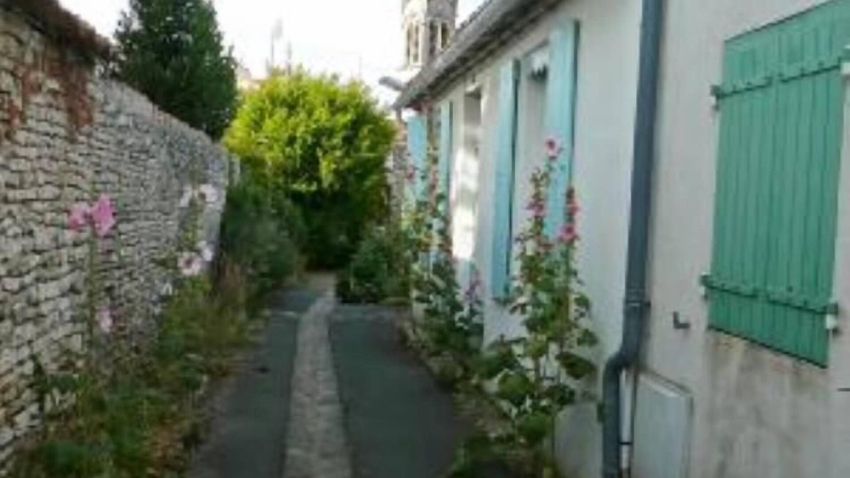 La Couarde-sur-Mer House | Charming little house with interior courtyard in a typical alley of the island.