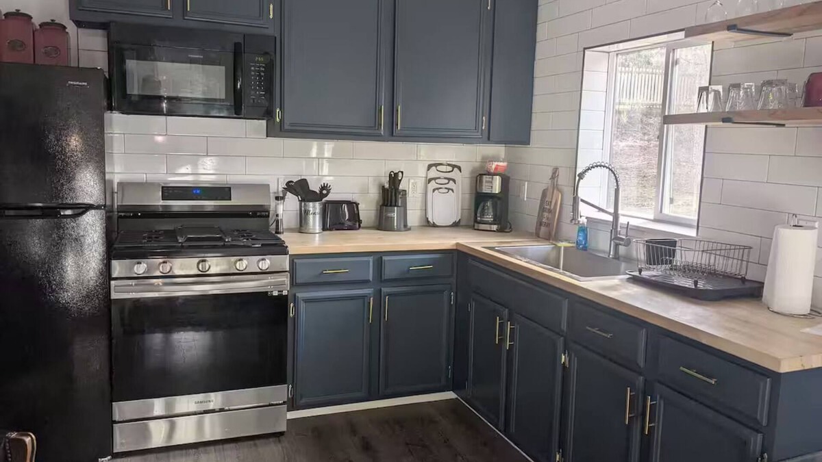 Kelseyville Cabin | Charming Loch Lomond 2-bedroom cabin