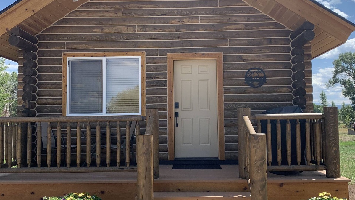 Victor Cabin | Charming Log Cabin close to GTNP with fishing access nearby