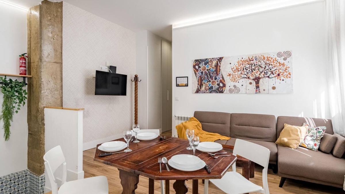 Ciudad Lineal Apartment | Charming Madrid Las Ventas - 4 bedrooms