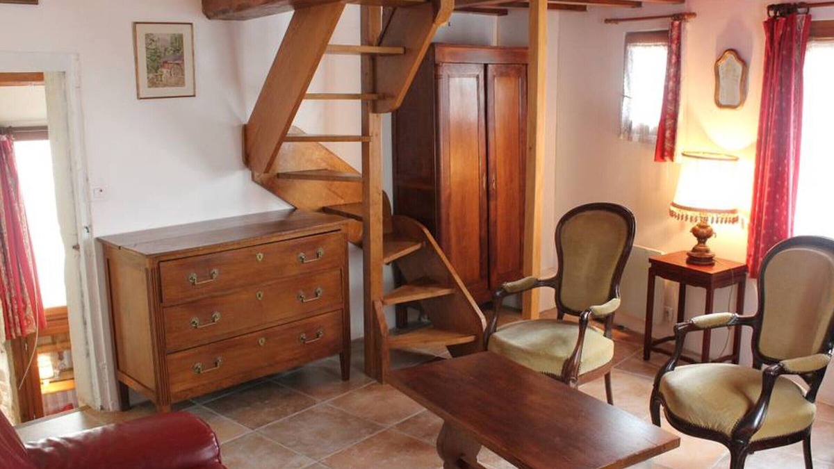 Loches Cottage | Charming Medieval City Gîte: Unique 3-Level Home, Troglodytic Room, WiFi, Near Loire Castles