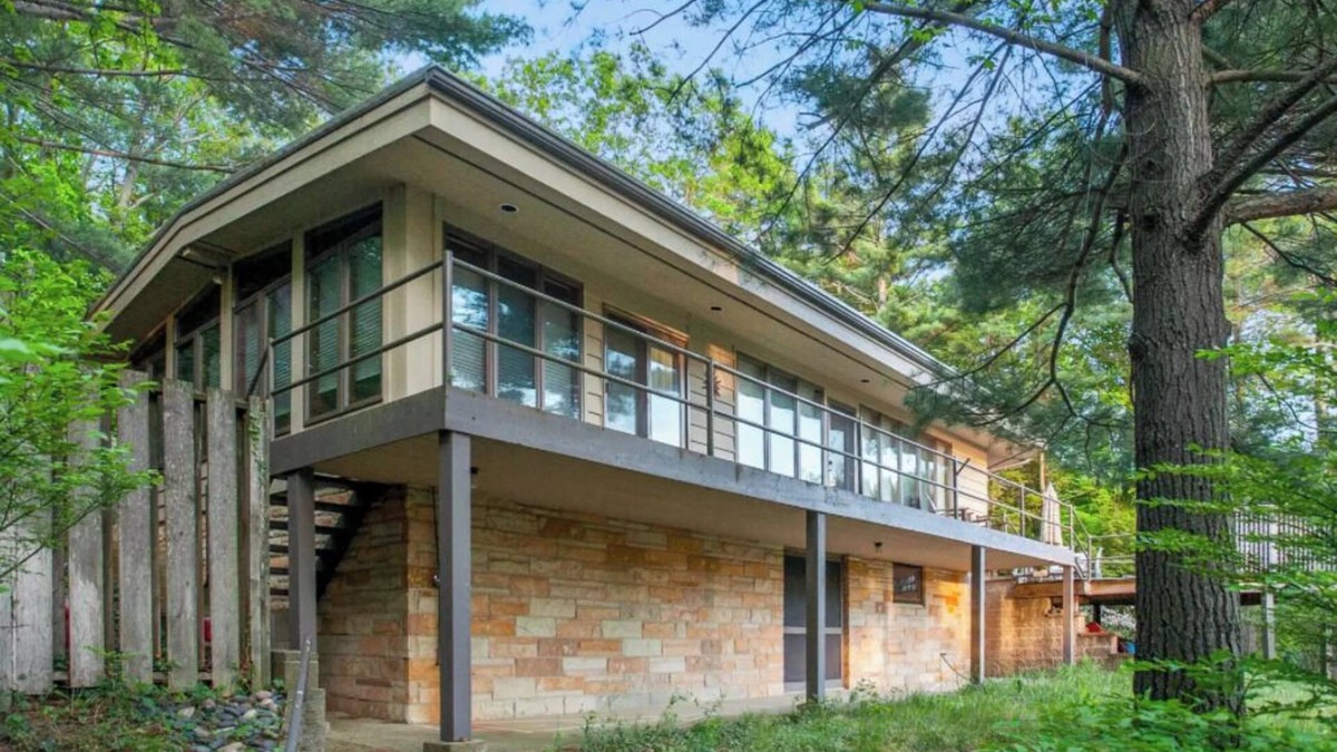 Covert House | Charming Mid - Century home in the lovely Palisades Park gated community.