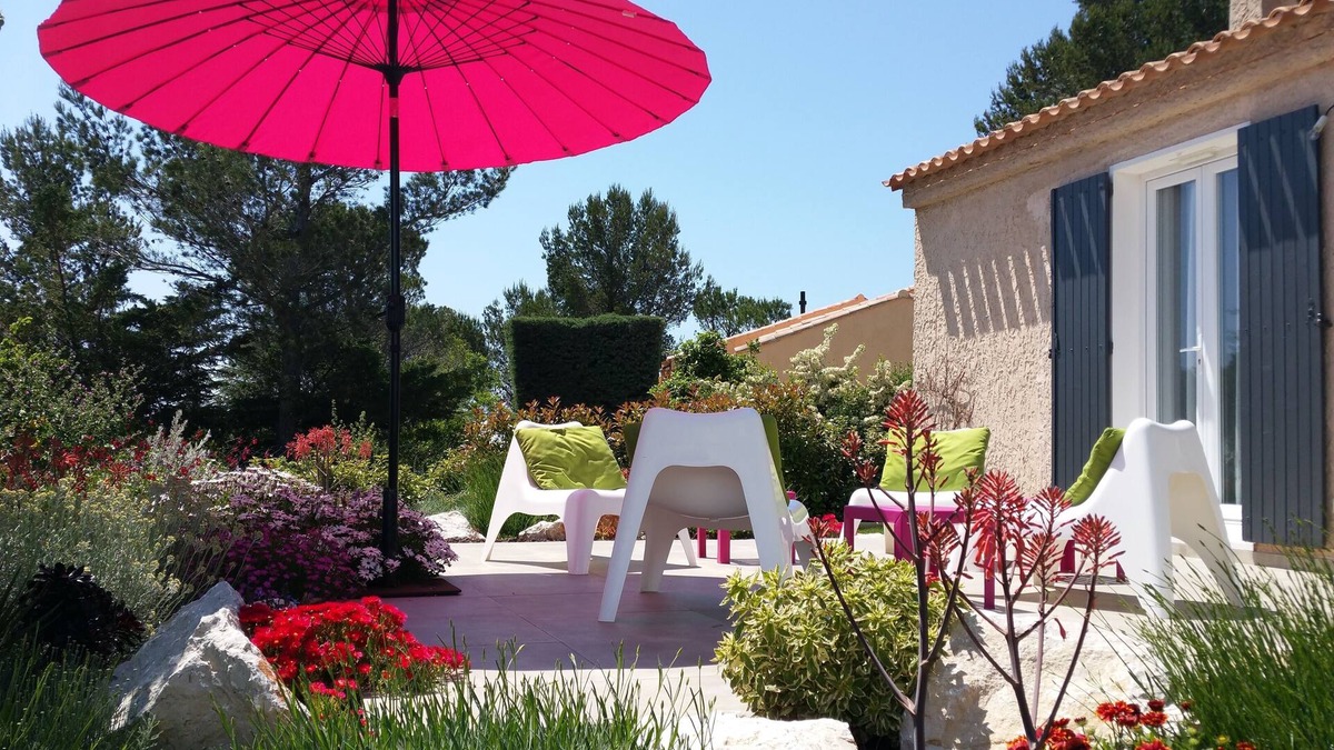 Carnoux-en-Provence Villa | Charming modern air-conditioned villa for 6 people.
