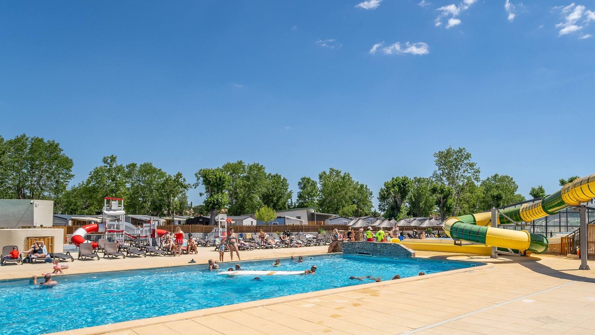 Vendres House | Charming Mobile Home for 6 People with Shared Pool, Private Terrace and Private Garden