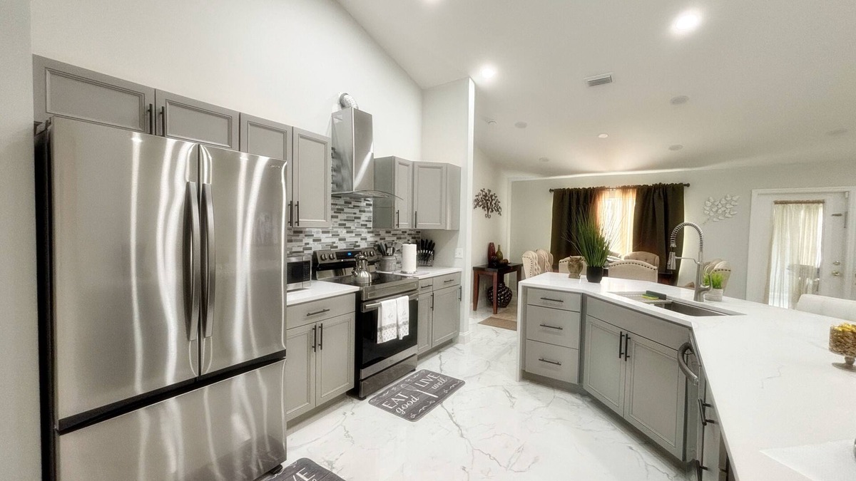 Port Malabar House | Charming & Modern 4-bedroom 2-bathroom in brilliant Palm Bay