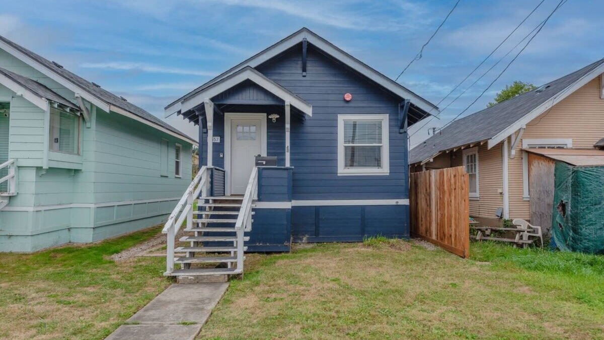 Coos Bay Cottage | Charming Modern Cottage, Downtown @pinpointstays