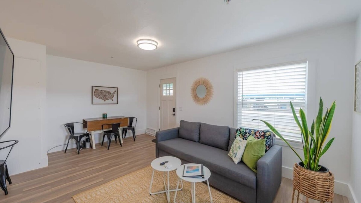 Coos Bay Cottage | Charming Modern Cottage, Downtown @pinpointstays