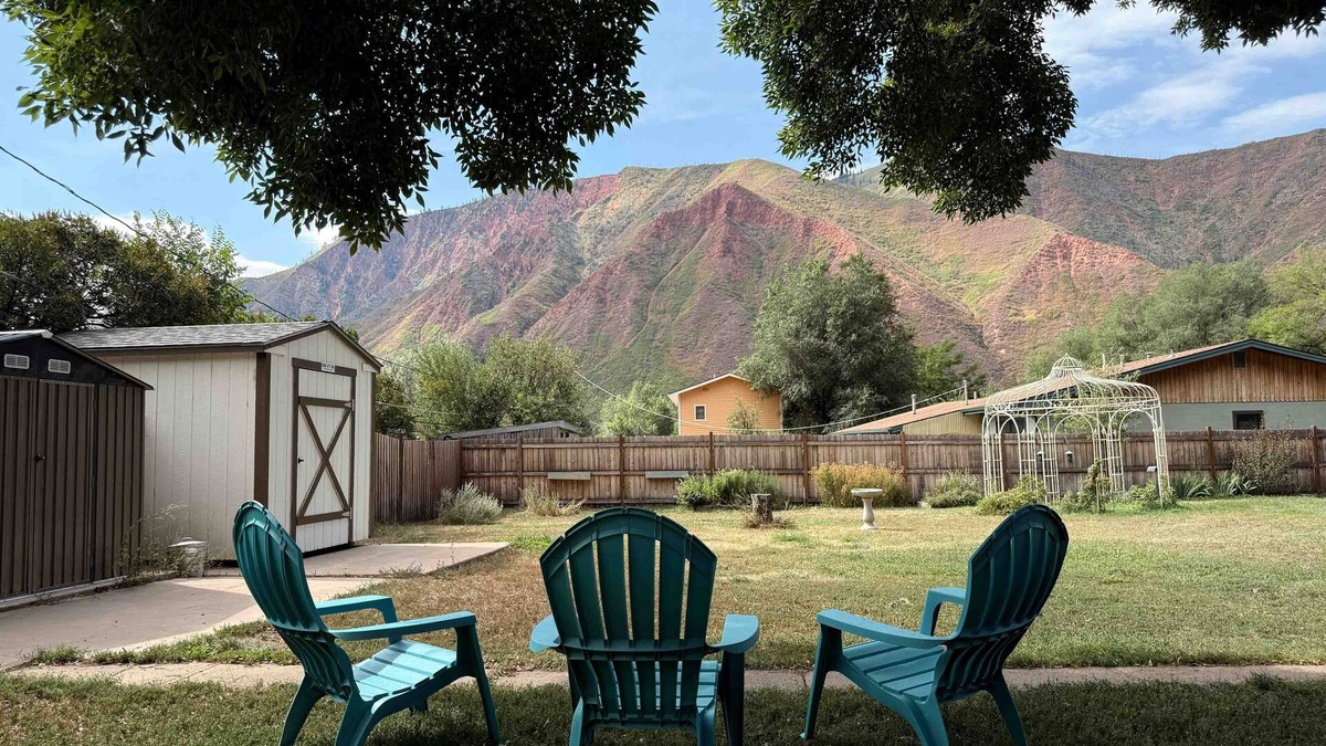 Glenwood Springs House | Charming mountain home with large yard, stunning views, and dog-friendly