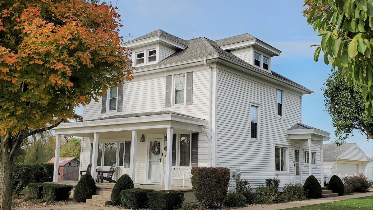 Nauvoo House | Charming Nauvoo Farmhouse - 1 mile from Nauvoo Temple