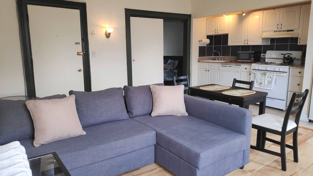 Bolton Hill Apartment | Charming Nest Atop Bolton Hill Brownstone w/Parking & Free Wifi