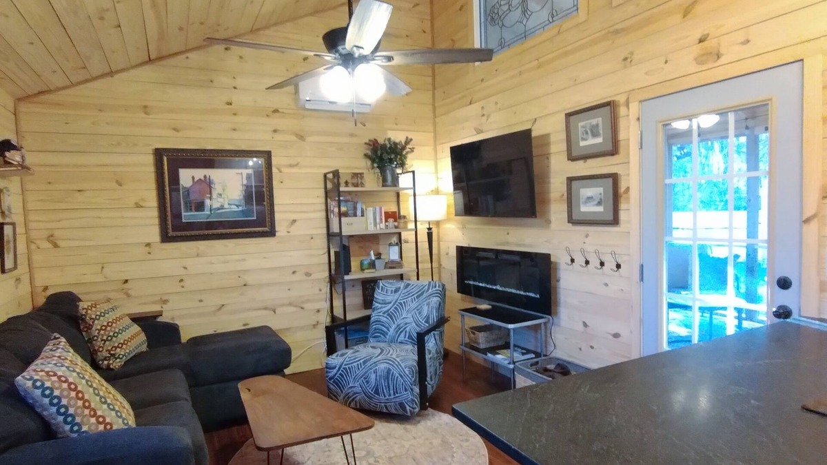 Gallant Cottage | Charming NEW 2 BR Cottage, WiFi & Pet Friendly in Convenient Steele
