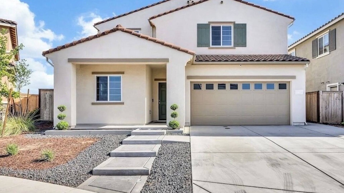 Roseville House | Charming, new 4-bedroom house in Roseville with WiFi and AC