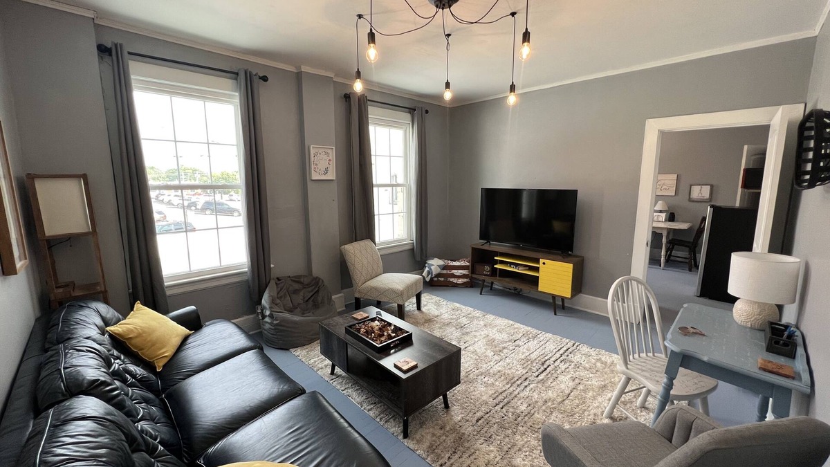 Bedford Apartment | Charming newly remodeled 1890’s, 3bd, 1Ba Downtown Bedford Loft