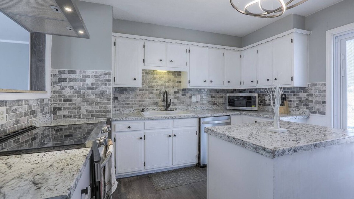 Raytown House | Charming Newly Renovated 3 bedroom Home- close to Major Kansas City attractions