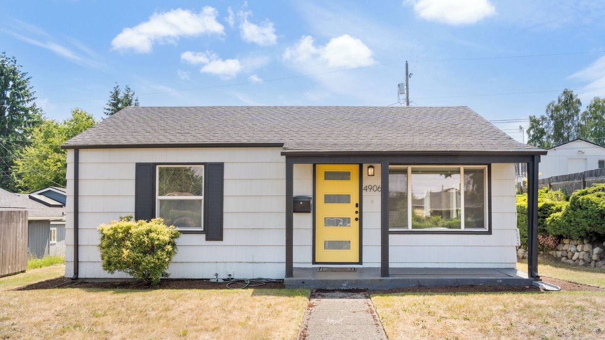 West End House | Charming North Tacoma Home – 2 Bedrooms, WiFi & More