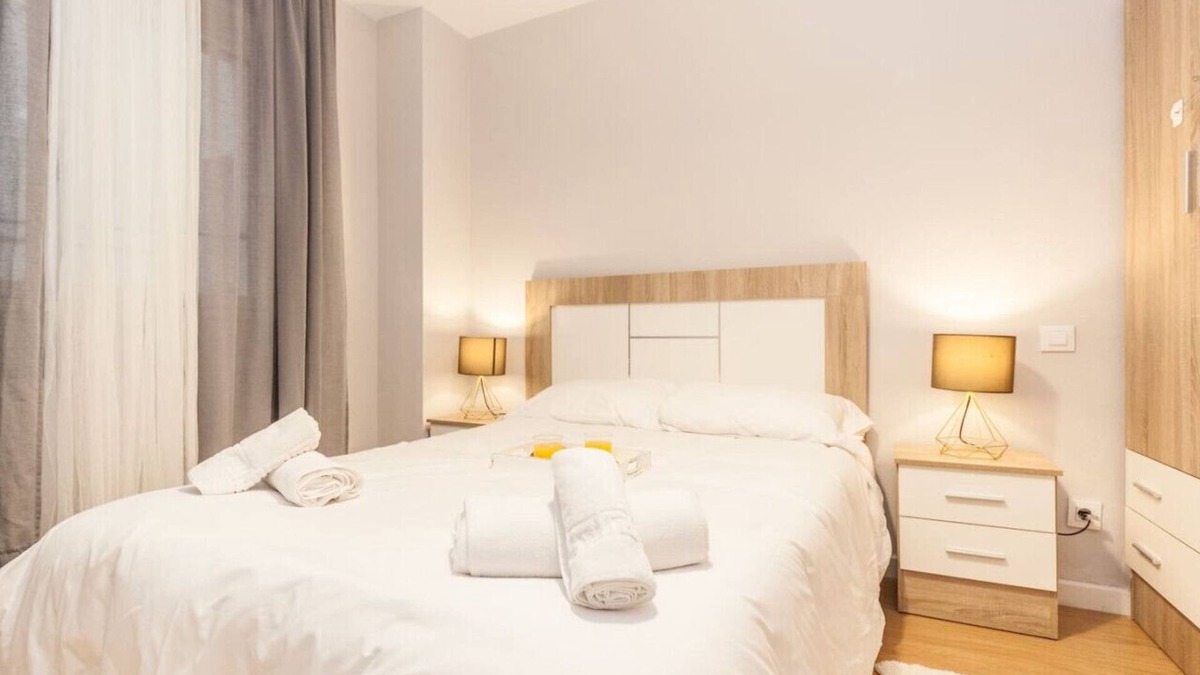 Las Campas y San Claudio Apartment | Charming Oasis in Oviedo with Private Terrace