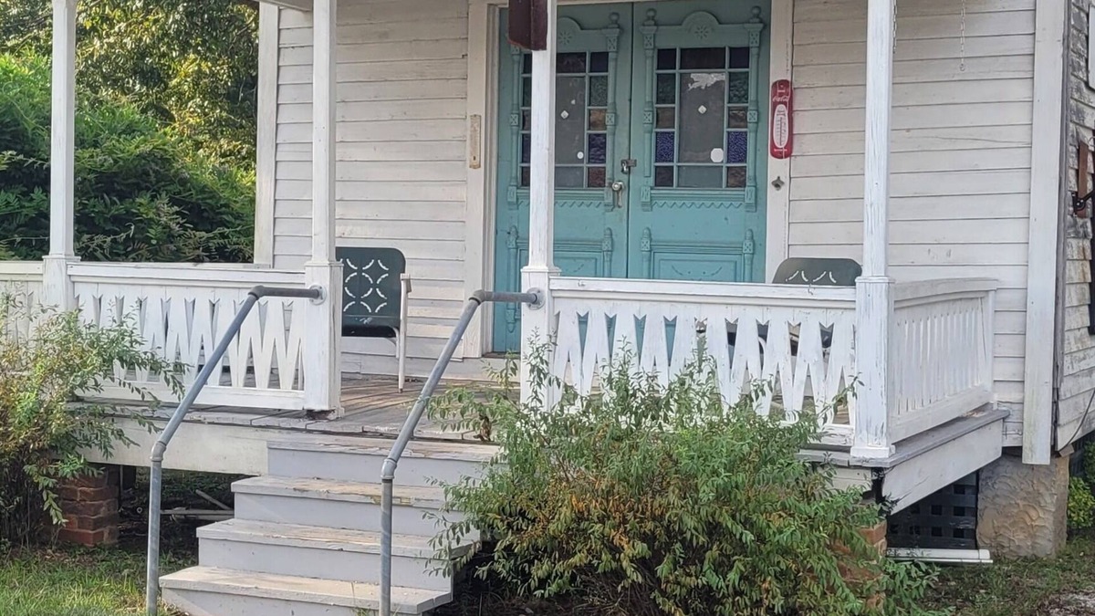 Centreville Apartment | Charming old country store style residence in the town of Brent, Alabama.