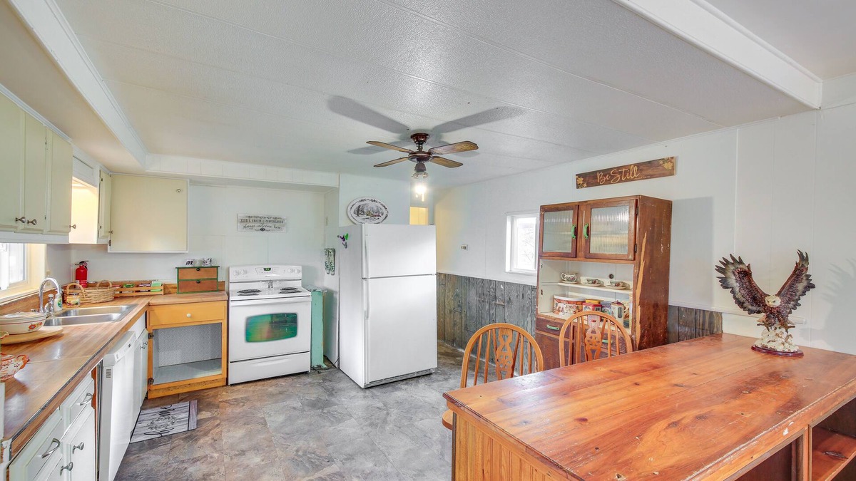 Libby Cottage | Charming Old Farmhouse in Libby: Pets Welcome!