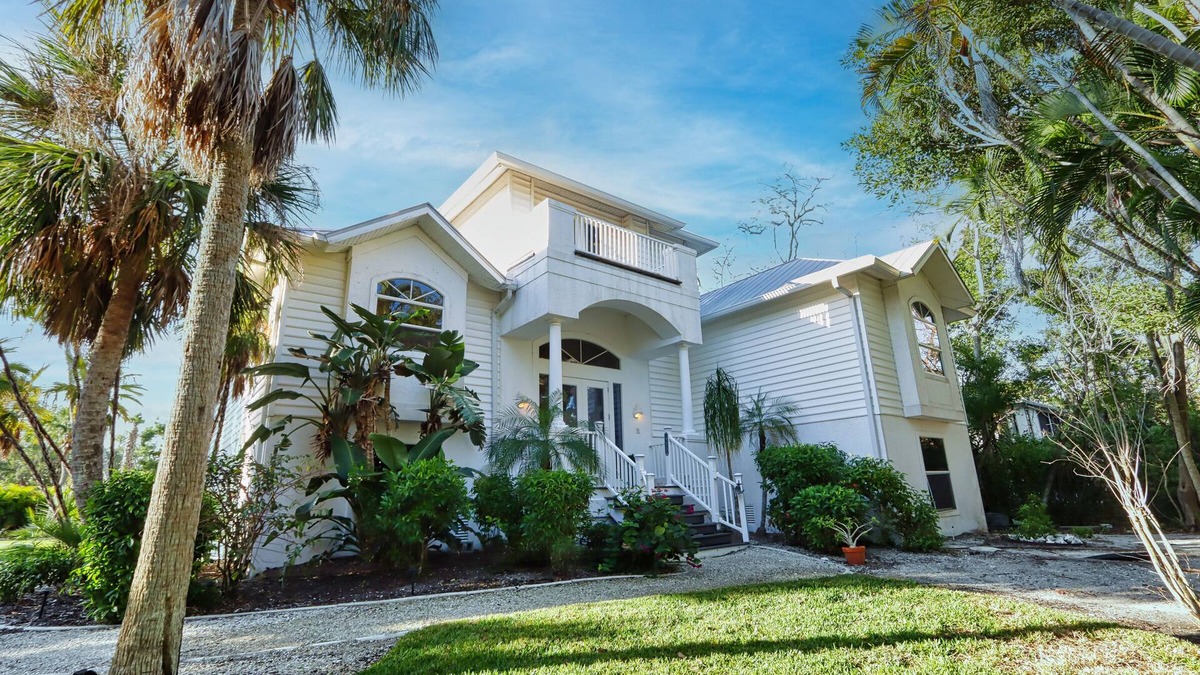 Beachview Country Club Estates House | Charming Old Florida Style Vacation Rental Home - Sanibel Fitz You