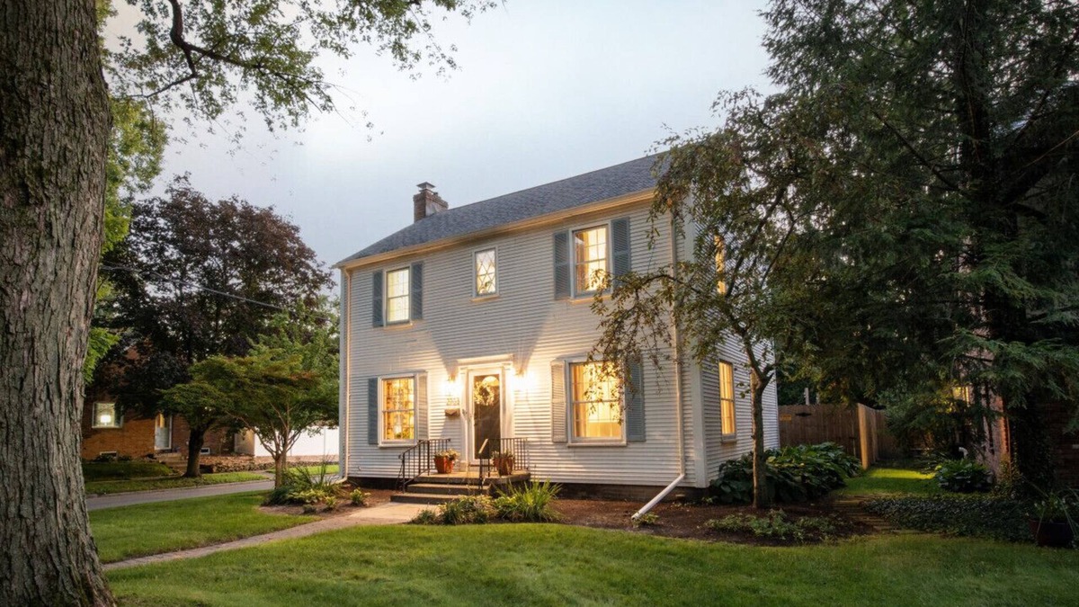 Ottawa Apartment | Charming Old Orchard home with fenced yard