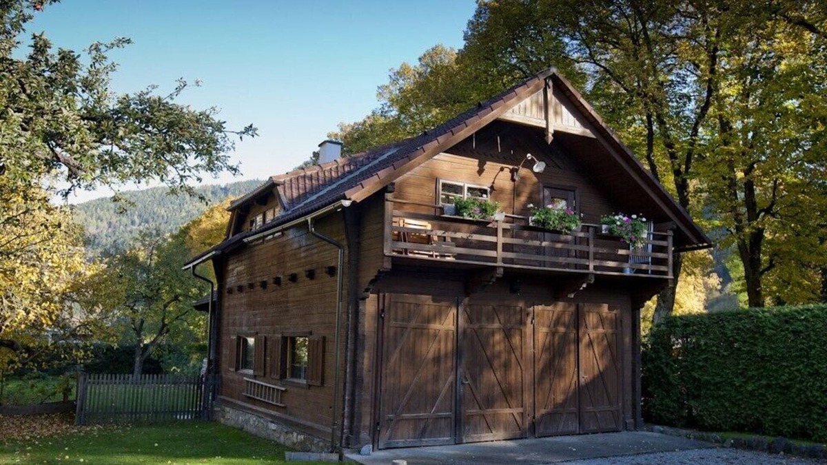 Teufenbach House | Charming old wooden house, surrounded by a large garden