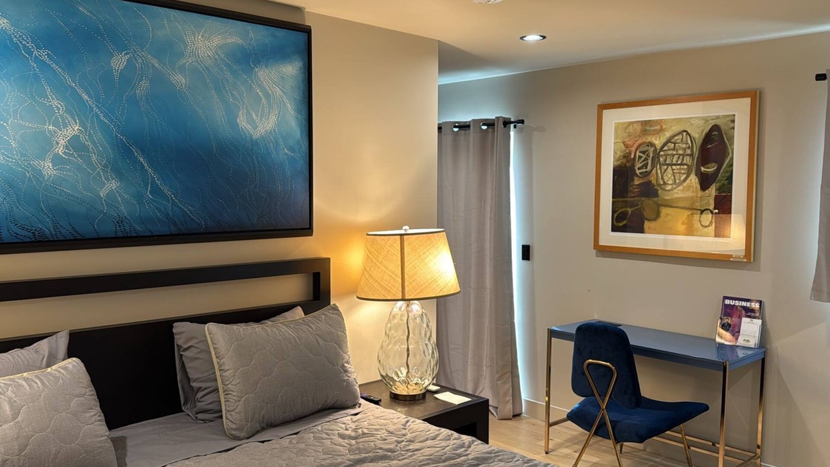 Boyle Heights Hotel | Charming One Bedroom Suite in lovely Los Angeles with AC, WiFi