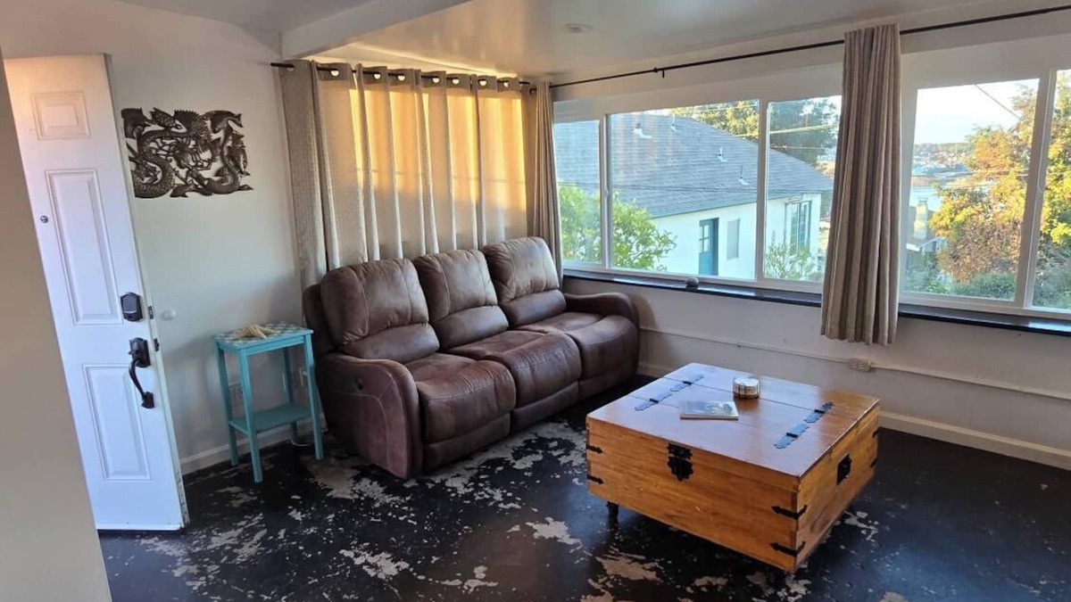 Contra Costa County Apartment | Charming One Bedroom Apartment with View of the Carquinez Straits