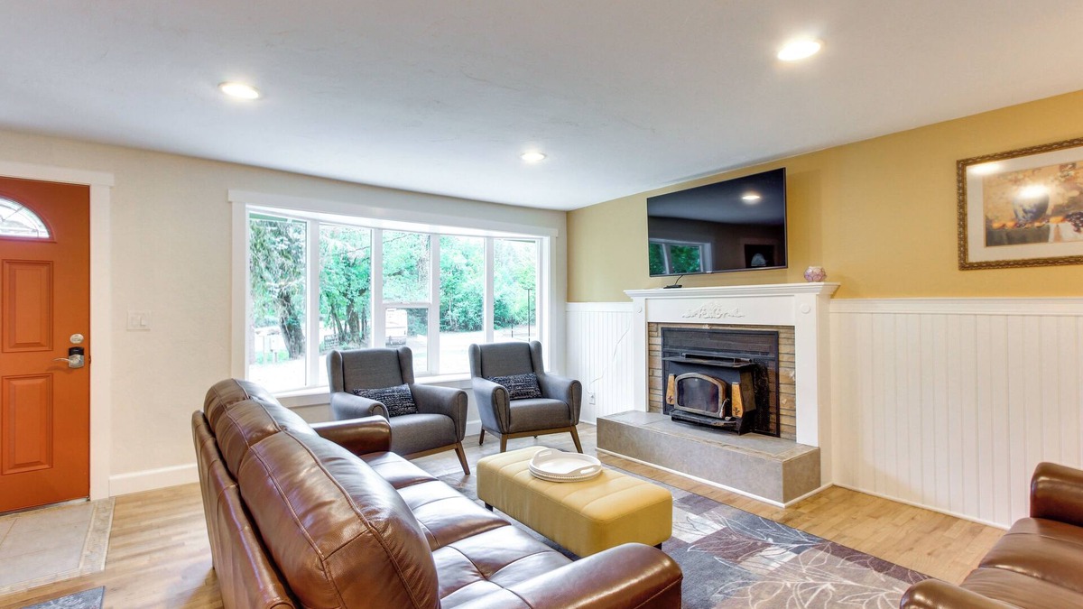 Thurston House | Charming Oregon Home w/Private Pickleball Court!