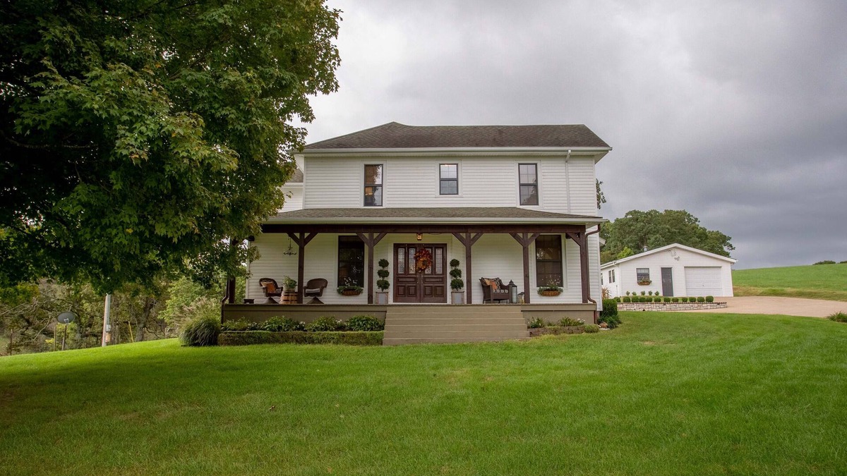 Ponce De Leon House | Charming Ozark Farmhouse Located Between Springfield and Branson, MO