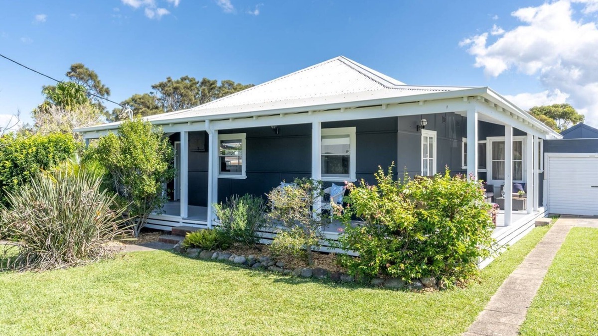 Culburra Beach House | Charming Pet friendly Beach Cottage - 100m to beach and lake