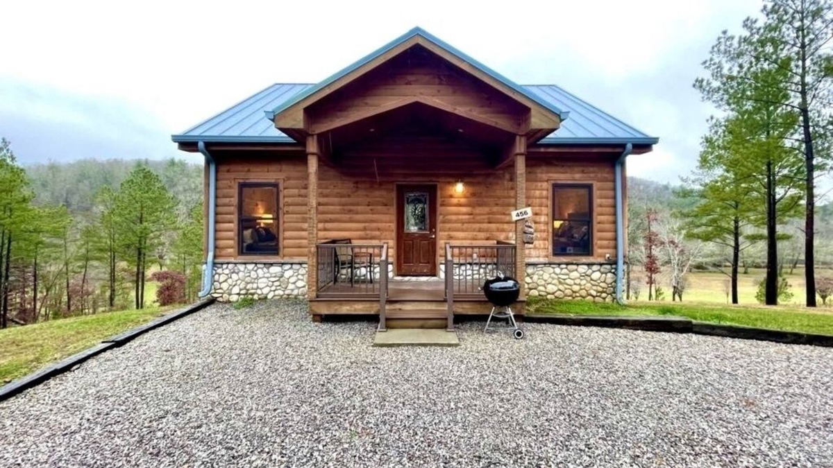 Tellico Plains Cabin | Charming, pet friendly cabin, perfect for fishing, family, hiking and R&R! by RedAwning