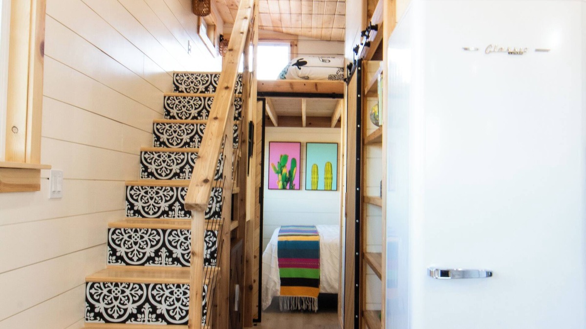 Anthem Cabin | Charming Phoenix Tiny Home-4 Beds, Full Kitchen, Wifi, AC, Grill, Pool & Hot Tub