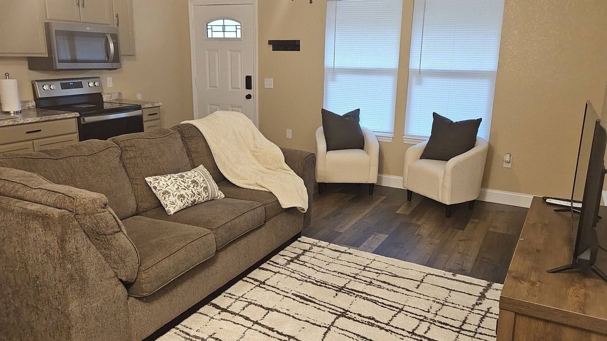 Gainesville Apartment | Charming posh 1-bedroom/1 bathroom apartment in Gainesville!