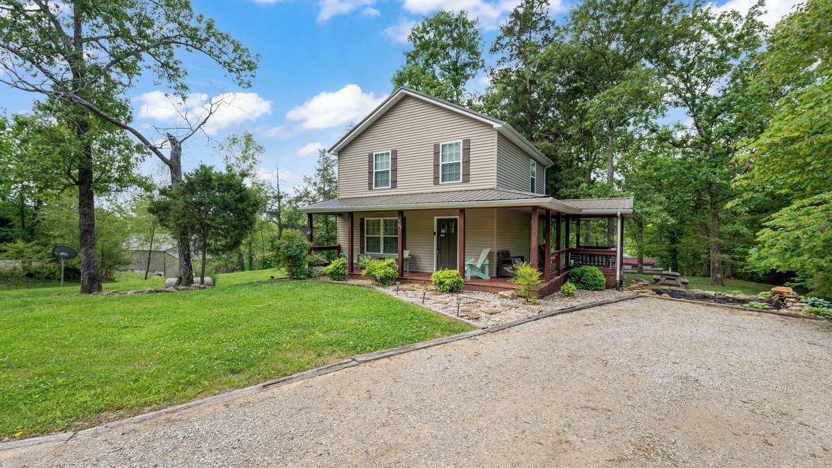Clarkson House | Charming! Private and cozy Nolin Lake cottage near Mammoth Cave National Park.