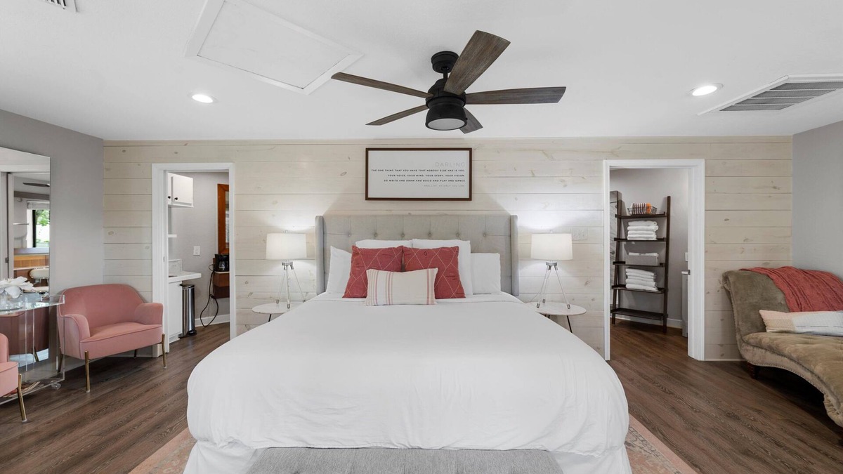 Crawford House | Charming Private Bungalow on Country Retreat 20 minutes from Downtown Waco!