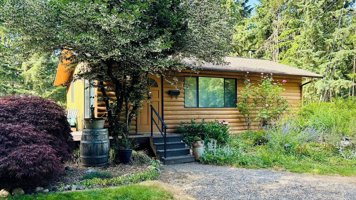 Lake Morton-Berrydale Cabin | Charming Private Cabin Mini Farm Pets Welcomed Walk to The Lake, Trails & Town