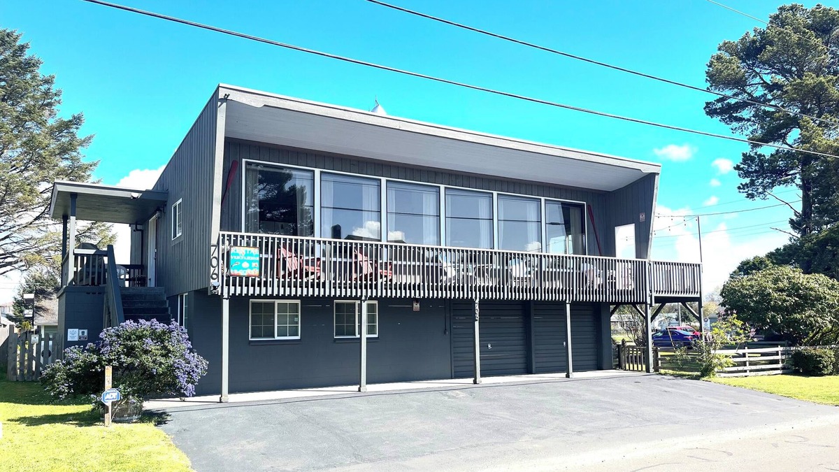 Long Beach House | Charming Private Home - Walk to DT and the Beach!